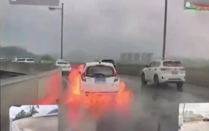 Chạy qua vũng nước, ô tô bất ngờ bốc cháy ngùn ngụt