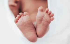 Người phụ nữ bất ngờ sinh con trai khoẻ mạnh sau khi y tá tuyên bố thai nhi đã chết