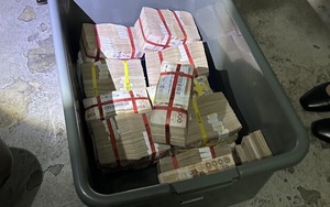 Cô gái sốc nặng khi tìm thấy 9,5 tỷ đồng trong chiếc hộp vứt cạnh thùng rác
