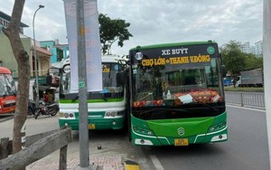 Xe container lật nghiêng, Quốc lộ 12A ùn tắc nhiều giờ - Ảnh 3.