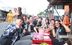 Người đàn ông bất ngờ giật tay lái của tài xế rồi lao ra khỏi xe - Ảnh 2.
