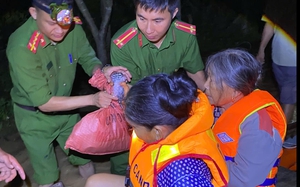 Nghệ An nhiều bản làng bị cô lập, trực thăng quân đội mang hàng cứu trợ khẩn cấp- Ảnh 5.