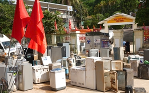 Người dân tâm lũ nhọc nhằn cõng hàng cứu trợ vượt đèo, lội suối về nhà- Ảnh 11.