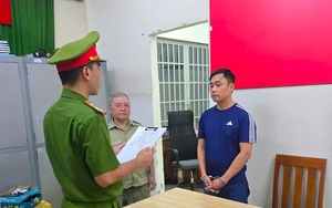 Khởi tố hai nhóm đối tượng cầm theo hung khí rượt đuổi nhau trên đường - Ảnh 1.