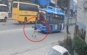 Chạy sang đường không quan sát, nam sinh bị xe buýt tông trúng