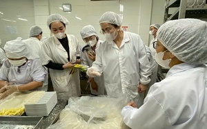 Phụ huynh lo ngại chất lượng bữa ăn bán trú, UBND tỉnh Lâm Đồng chỉ đạo kiểm sát chặt chẽ - Ảnh 3.