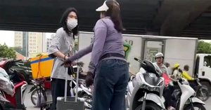 Xác minh vụ cô gái bị người phụ nữ bán trà đá đạp đổ vali khi đứng chờ xe