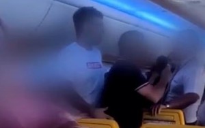 Bò hoang đột ngột lao sang đường, "hạ gục" 2 người đi xe máy - Ảnh 2.