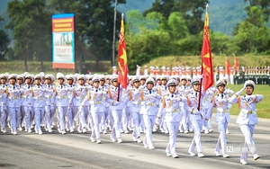 Ngắm con đường rực cờ Tổ quốc, cờ Đảng của cặp vợ chồng ở Nghệ An trước thềm đại lễ- Ảnh 9.