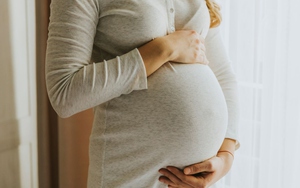 Hai chị em bị bỏng nặng nghi do cha ruột phóng hỏa - Ảnh 2.