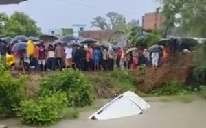 Tài xế ô tô con lao lên xe khách rút chìa khóa rồi bỏ đi, mặc kệ 40 hành khách giữa trời nắng nóng - Ảnh 4.
