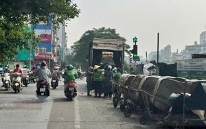 Nóng: Bắt giữ hai đối tượng dàn cảnh trộm điện thoại giữa ngã tư tại Hà Nội- Ảnh 2.