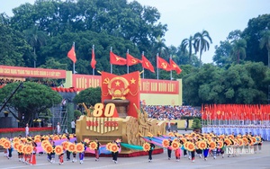 Hàng nghìn người dân Nghệ An háo hức đổ về Quảng trường Hồ Chí Minh xem diễu binh, diễu hành A80- Ảnh 12.