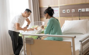 H'Hen Niê khoe khoảnh khắc đáng yêu đón Giáng sinh đầu tiên của con gái - Ảnh 13.