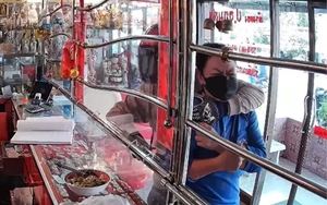 Xôn xao clip đôi nam nữ cướp điện thoại của phụ nữ khuyết tật - Ảnh 3.
