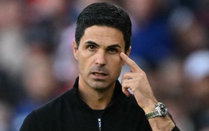 Phản ứng của CĐV khi HLV Pep Guardiola bất ngờ hôn trọng tài - Ảnh 2.
