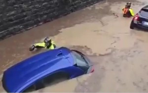 Lật thuyền do siêu bão Ragasa, 1 người chết, 6 người mất tích - Ảnh 2.