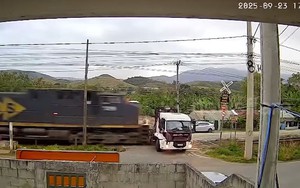 Tàu chở ngô trật bánh sau khi đâm xe tải trên đường ray - Ảnh 3.
