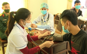 Bắt quả tang 2 nhân viên công ty môi trường đổ trộm chất thải chưa qua xử lý - Ảnh 2.