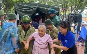 Bộ đội, công an căng mình di dời dân, chằng néo tàu thuyền chống bão Bualoi- Ảnh 11.