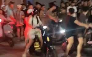 Xác minh video người phụ nữ rải "bột lạ" xuống đường - Ảnh 2.