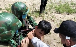 Bắt đối tượng đâm bạn trọng thương rồi dùng dao cố thủ- Ảnh 2.