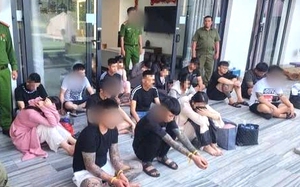Dù được công an ngăn cản, cụ bà vẫn đòi chuyển tiền cho kẻ mạo danh- Ảnh 3.