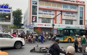 Quốc lộ 1 &ugrave;n tắc sau vụ tai nạn &ocirc; t&ocirc; li&ecirc;n ho&agrave;n khiến 4 người nhập viện - Ảnh 5.