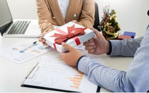 Qu&agrave; thưởng Tết "đổi vị" đầy bất ngờ khiến nhiều người th&iacute;ch th&uacute; - Ảnh 2.