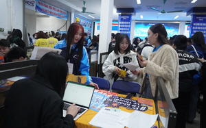 Vụ nh&agrave; 7 tầng tại H&agrave; Nội bốc ch&aacute;y dữ dội: 2 người chết, 1 người bị thương nặng - Ảnh 9.