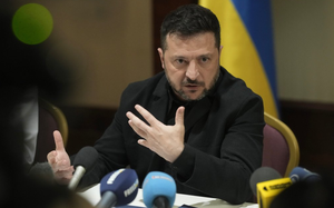 Ukraine tiến l&ecirc;n tr&ecirc;n lộ tr&igrave;nh EU sau động th&aacute;i của Hungary - Ảnh 2.