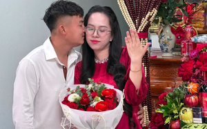 Khoảnh khắc bất ngờ B&iacute; thư Tỉnh ủy tr&igrave;nh diễn ghi ta, đệm h&aacute;t giữa phố đi bộ g&acirc;y sốt mạng x&atilde; hội - Ảnh 3.