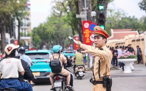 Giao th&ocirc;ng phố cổ nghẹt thở v&igrave; &ldquo;l&ocirc; cốt&rdquo; x&acirc;y dựng cận Tết - Ảnh 11.