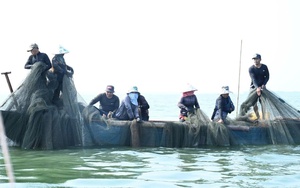 Cận cảnh nhọc nhằn nghề khom lưng trong s&oacute;ng biển kiếm ngao mưu sinh- Ảnh 11.