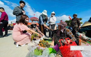 Độc lạ đi chợ kh&ocirc;ng tiền, nhận lộc bằng những chiếc l&aacute; xanh- Ảnh 5.