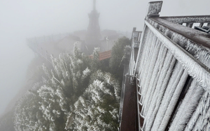 Miền Bắc sắp đ&oacute;n đợt kh&ocirc;ng kh&iacute; lạnh cực mạnh, trời chuyển mưa v&agrave; r&eacute;t buốt trở lại - Ảnh 2.