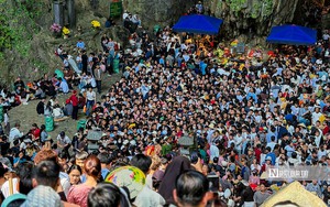 H&agrave;ng ng&agrave;n du kh&aacute;ch đội mưa đổ về ch&ugrave;a Hương ng&agrave;y khai hội- Ảnh 13.