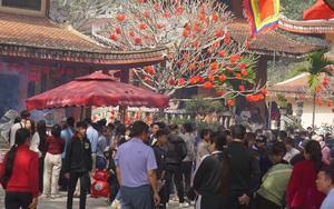 Trong m&agrave;n mưa, d&ograve;ng người vẫn đổ về "huyệt đạo thi&ecirc;ng" Am Ti&ecirc;n trước ng&agrave;y 'mở cổng trời'- Ảnh 14.