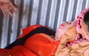 Ch&agrave;ng trai 26 tuổi lấy vợ U50, biểu cảm trong đ&aacute;m cưới g&acirc;y bất ngờ - Ảnh 4.