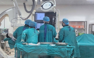 Bị ch&oacute; tấn c&ocirc;ng, b&agrave; cụ 75 tuổi nguy kịch - Ảnh 3.