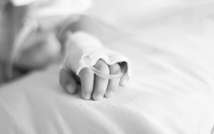 Dầu gội đầu bắt lửa, c&ocirc; g&aacute;i xinh đẹp bị bỏng nửa người v&agrave; c&aacute;i kết bất ngờ- Ảnh 4.