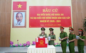 B&iacute; thư Tỉnh ủy, Chủ tịch UBND tỉnh c&ugrave;ng hơn 2 triệu cử tri T&acirc;y Ninh thực hiện quyền c&ocirc;ng d&acirc;n- Ảnh 14.