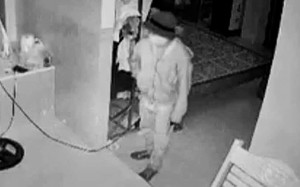 Tạm giữ h&igrave;nh sự kẻ cầm 2 dao tấn c&ocirc;ng người giữa đ&ecirc;m khiến người đi đường hoảng loạn - Ảnh 3.