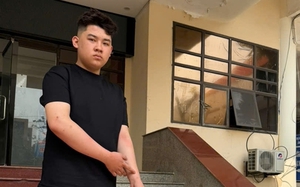 Tạm giữ h&igrave;nh sự kẻ cầm 2 dao tấn c&ocirc;ng người giữa đ&ecirc;m khiến người đi đường hoảng loạn - Ảnh 4.