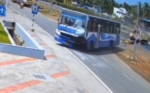 Xe kh&aacute;ch chở đo&agrave;n nh&acirc;n vi&ecirc;n ng&acirc;n h&agrave;ng bất ngờ lao xuống vực ở Tam Đảo- Ảnh 2.