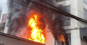 Vụ ch&aacute;y nh&agrave; 7 tầng: Đại học B&aacute;ch khoa H&agrave; Nội tặng giấy khen cho nam sinh vi&ecirc;n lao v&agrave;o đ&aacute;m ch&aacute;y cứu người- Ảnh 5.