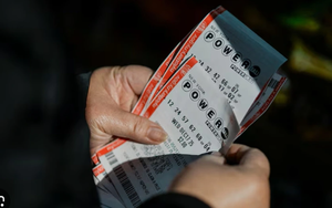 Kho nhựa gần Bệnh viện K T&acirc;n Triều bốc ch&aacute;y ng&ugrave;n ngụt l&uacute;c rạng s&aacute;ng, 1 người tử vong - Ảnh 10.