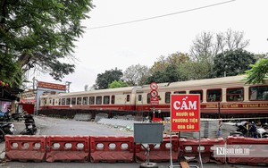 H&agrave; Nội: Đang lưu th&ocirc;ng tr&ecirc;n phố, nam t&agrave;i xế bất ngờ bị c&acirc;y xanh bật gốc đ&egrave; tr&uacute;ng phải nhập viện cấp cứu- Ảnh 4.