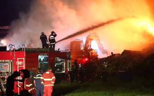 H&agrave; Nội bất ngờ xuất hiện mưa đ&aacute;, d&ocirc;ng lốc l&uacute;c rạng s&aacute;ng, cảnh b&aacute;o thời tiết bất thường - Ảnh 4.