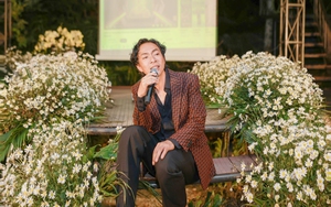 Cặp tình nhân đăng ảnh 